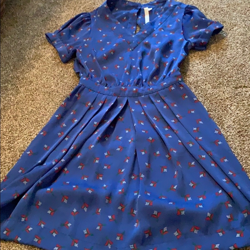 Cute summer dress with a slit in the back!